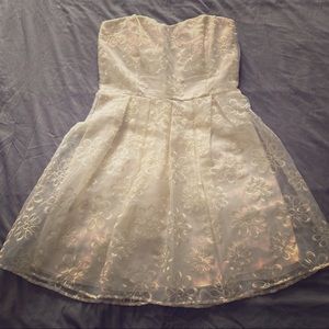 Strapless dress with flower embroidery detail